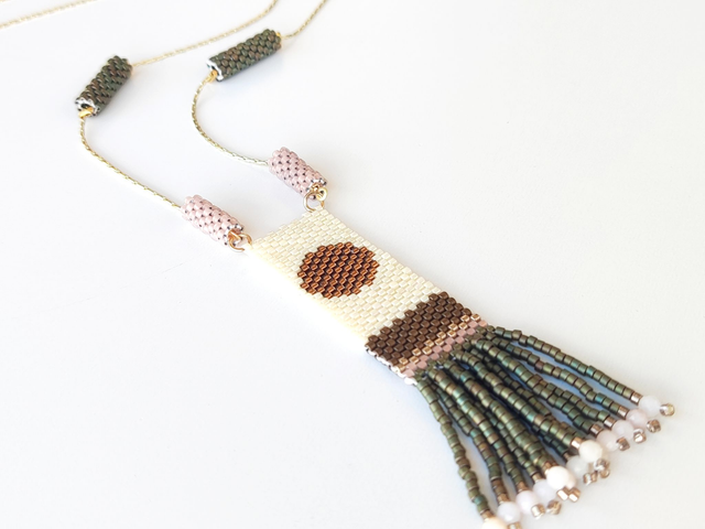 Colgante beige círculo dorado