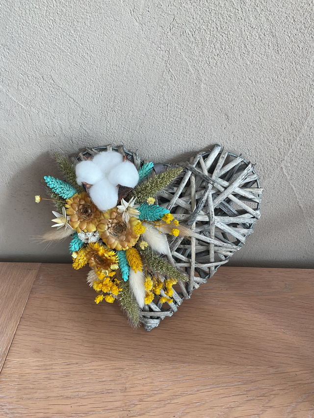 Coeur en osier décoré de fleurs séchées