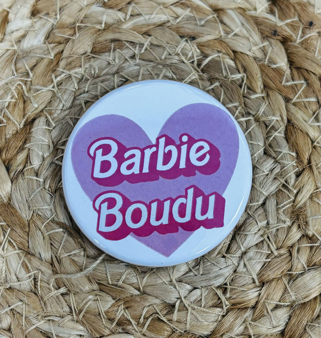 Badge Barbie boudu