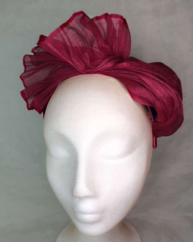 Oda tocado fascinator en sinamay seda granate