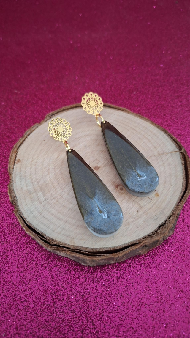 Boucles d&#039;oreilles gouttes longues kaki et blanc