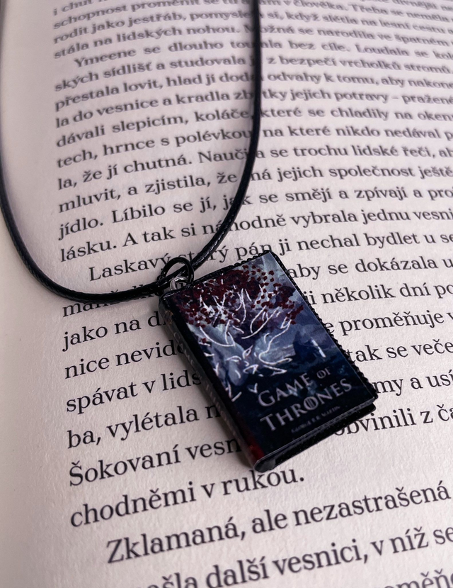 Náhrdelník mini knížka Hra o trůny