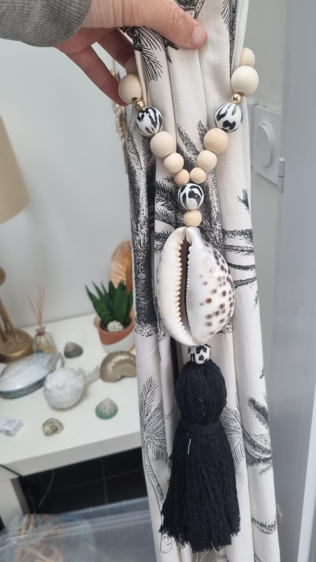 Embrasse coquillage tigris pompon noir 