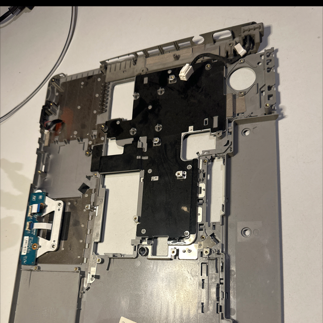 1071-Sony Vaio Obergehäuse Palmrest Topcase mit Touchpad – Modell VGN-FE41E (PCG-7V2M)