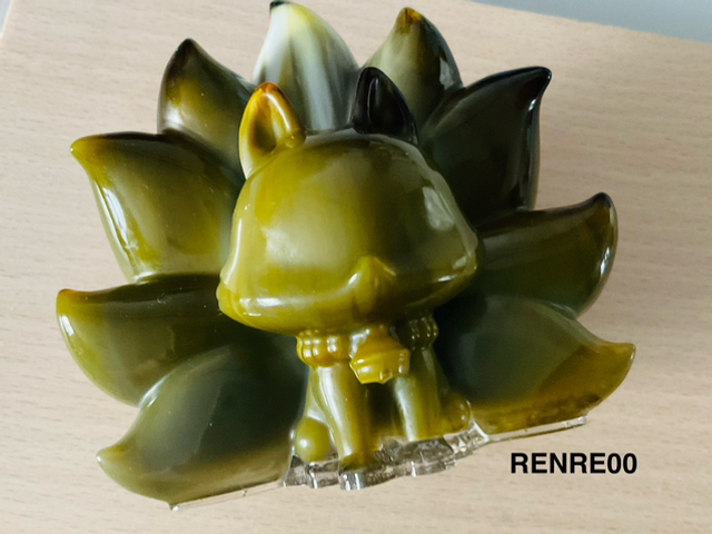 Renard à 9 queues en résine epoxy NON ALIMENTAIRE kaki,blanc,jaune,or 8,5x8x6cm