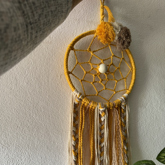Macramé attrape rêve jaune