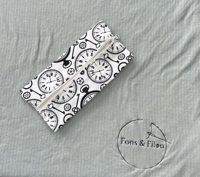 Pennenzak (zelfgemaakt) met afbeelding klokken 24*12cm