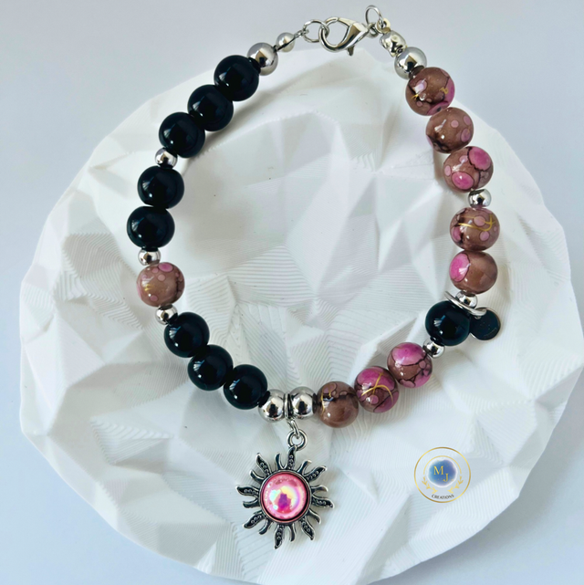 Handgemaakte Armband met Zwarte Kralen &amp; Roze Marmerlook Kralen – Zonnebedel | MJ Creations 