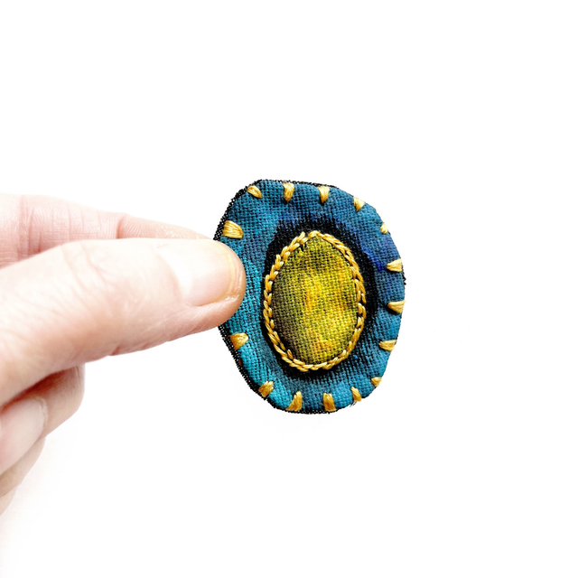 Broches peintes et brodées main (à choisir dans la liste)