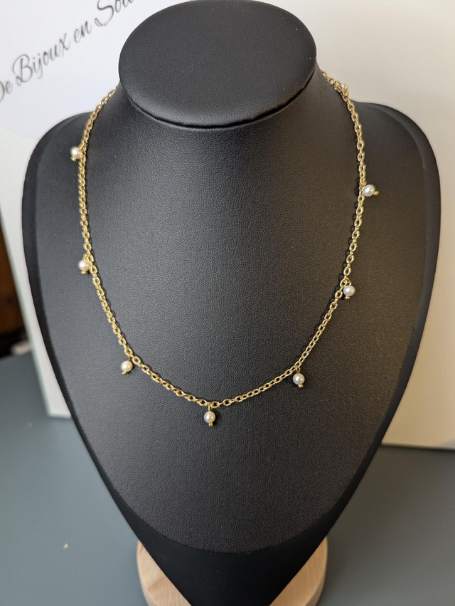 collier court avec une chaine en or fine et des perles naturelles de couleur blanc nacré, la chaine fermoir est de couleur or. 