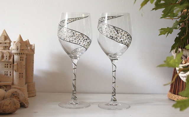 Verre à vin "volutes étain et petites fleurs nacrées" peints à la main