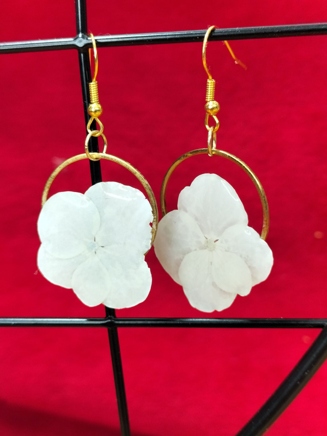 Boucles d'oreilles fleurs blanches 