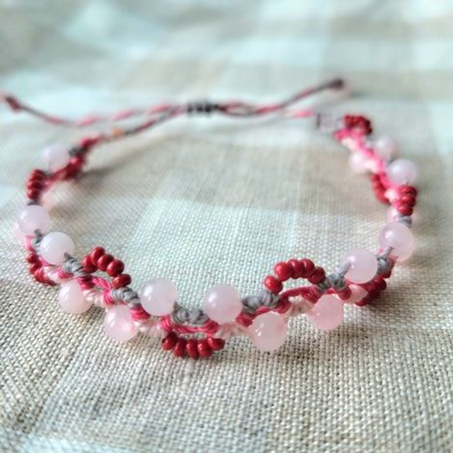 Kit Bracelet vague Quartz rose (micro-macramé fils gris, rose et fuschia, quartz rose pierre naturelle, perles de rocaille rouges)