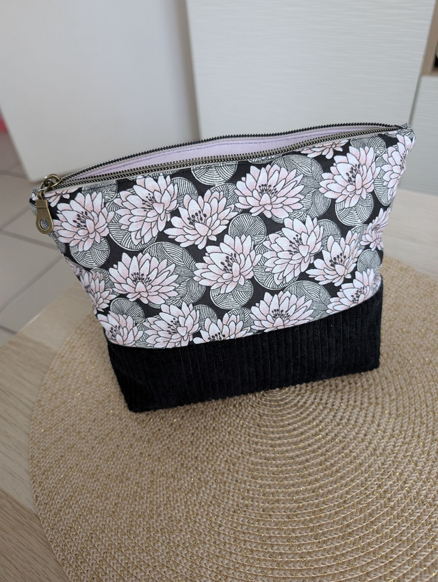 Trousse matelassée nénuphars roses/ noir
