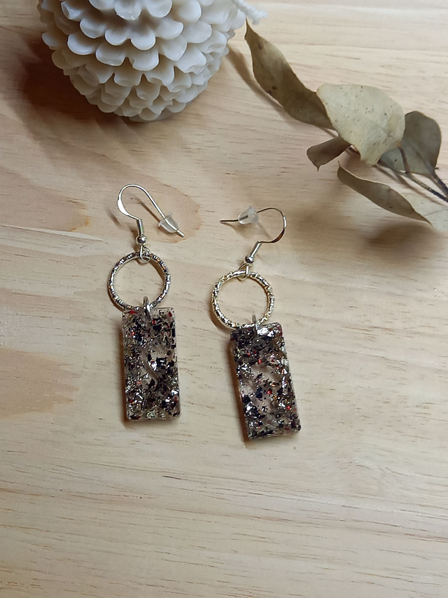 Boucles d&#039;oreilles Résine - rectangle résine avec paillettes en majorité noires et cercle métal