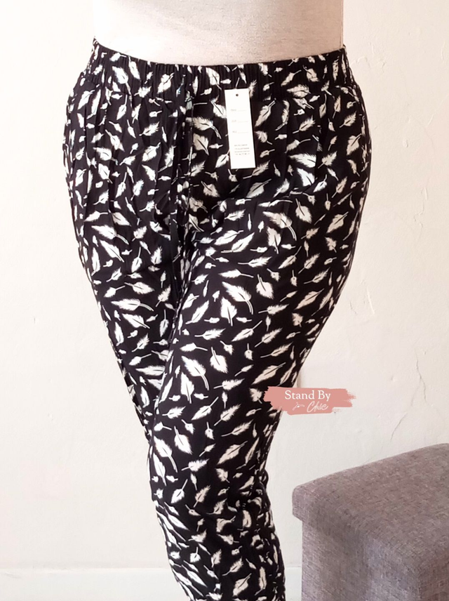Pantalon ample noir à imprimé motif plumes