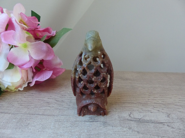 Figurine Maman Pingouine en Pierre Sculpté à la Main, Pingouin Undercut en Pierre, Sculpture Figurine Pingouin et son Bébé Artisanat d'Art