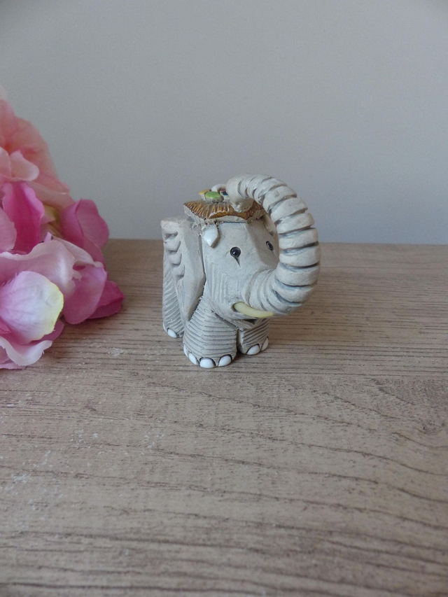 Figurine Éléphant Porte-Bonheur Rinconada – Sculpture Artisanale en Argile, Uruguay, Sculpture Élégante en Poterie, Cadeau Décoratif Unique
