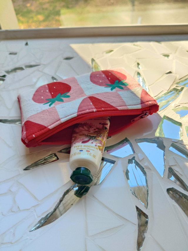 Petite pochette / porte monnaie fraise