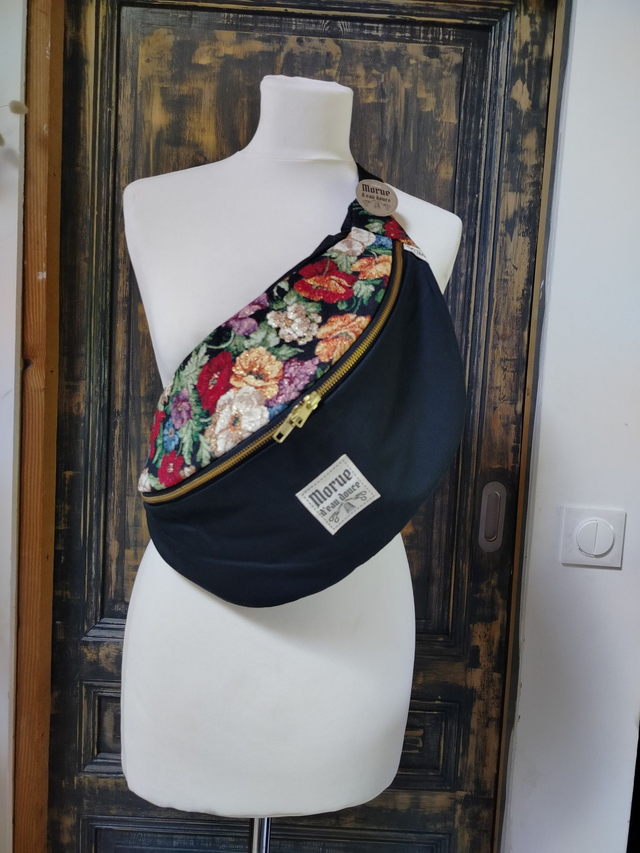 XXL  velour ras noir et. tapisserie fleurie