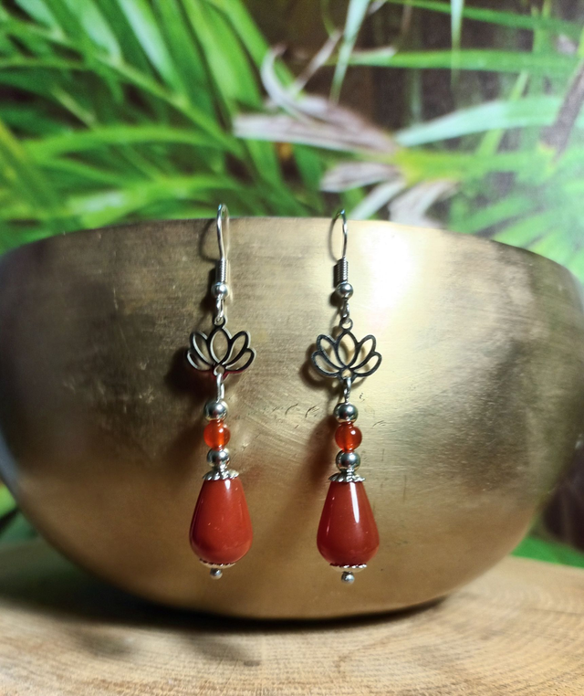Boucles d&#039;oreilles en cornaline et fleur de lotus