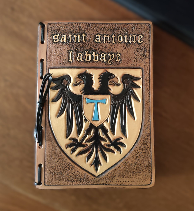 Carnet en cuir au blason de Saint Antoine l'abbaye