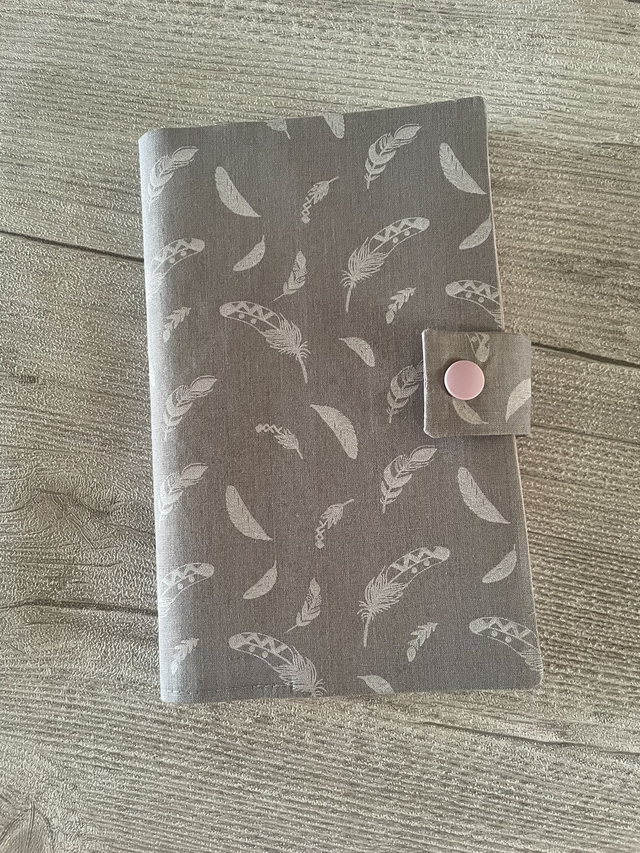 🌙Couvre-livre en tissu – Motif Plumes blanches