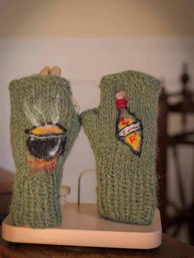 Mitaines tatouées, potion et chaudron 