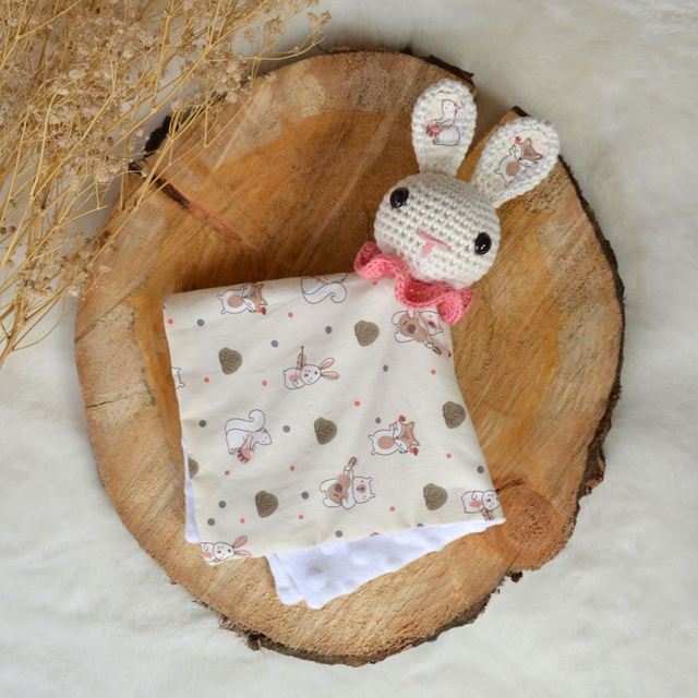 Doudou lapin écru motif animaux musiciens