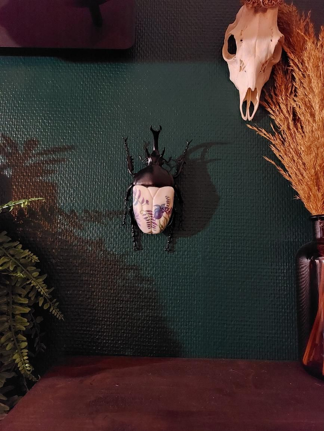 Scarabée en résine violet