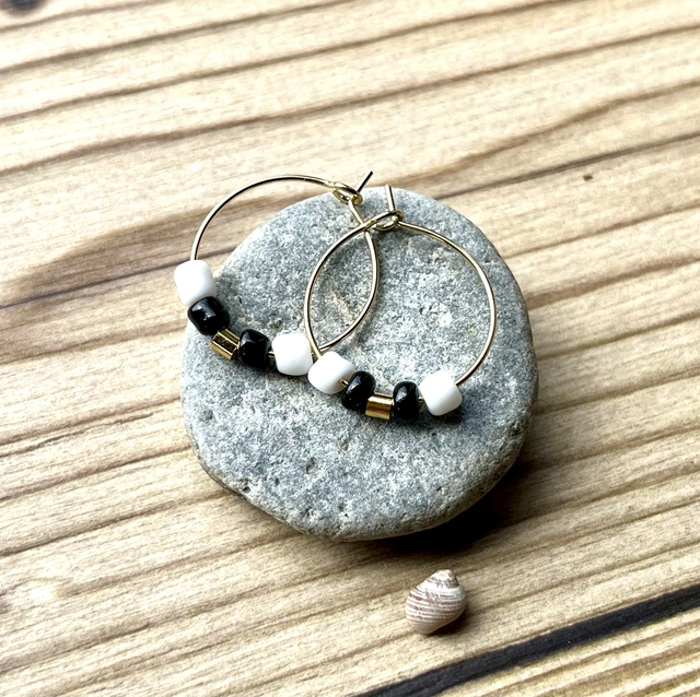 GoldenTouch Hoops – 18K vergoldete Creolen mit weißen, schwarzen und goldenen Perlen