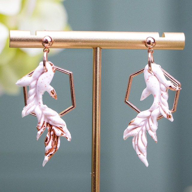 Koi Karpfen Ohrringe, weiß-rosegold, mit Metall-Sechseck und hypoallergenem Ohrhänger aus ionenbeschichtetem Edelstahl