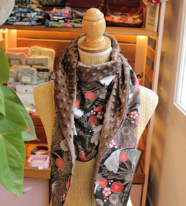 Foulard coton japonais noir et argenté motif grues / Le petit atelier de Maya