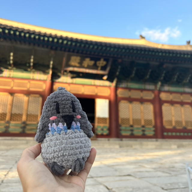 Eugène, le médiateur | Charm pigeon en crochet pour décorer ton sac !
