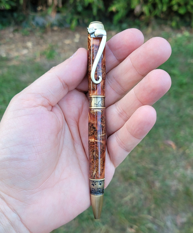 Stylo Kitten bronze en résine cuivrée avec cônes d'aulne