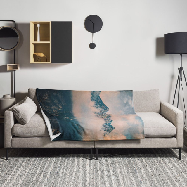 Montagne maestose tra le nuvole