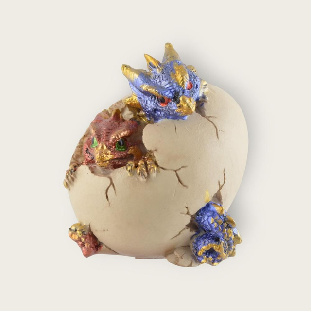 Bébés dragons vert et violet sortant de leur œuf