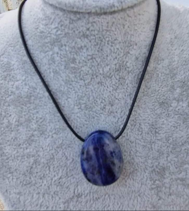 Sodalite pierre percée avec cordon 