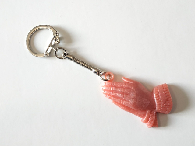 Porte-clés mains en prière rose pierre