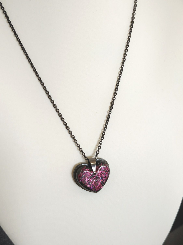 Collier noir cœur violet pailleté