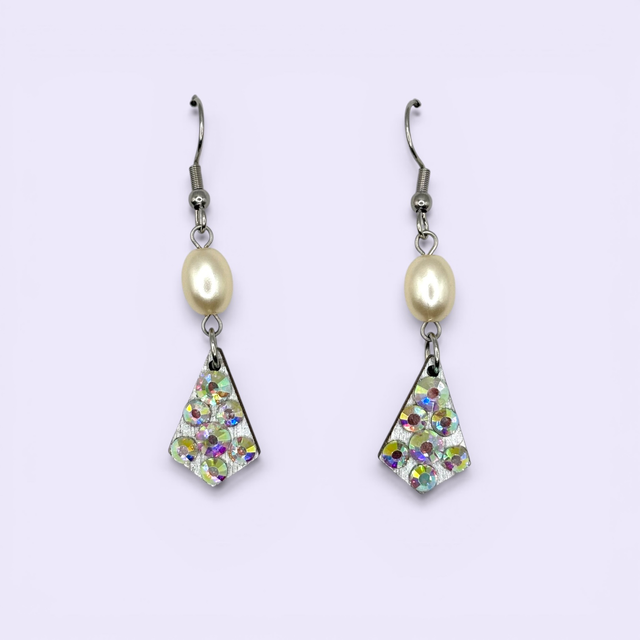 Kimalleleija-korvikset helmellä