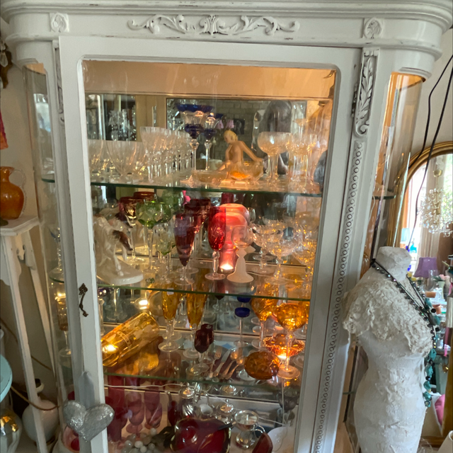 Weiße antike Vitrine mit Glastüren