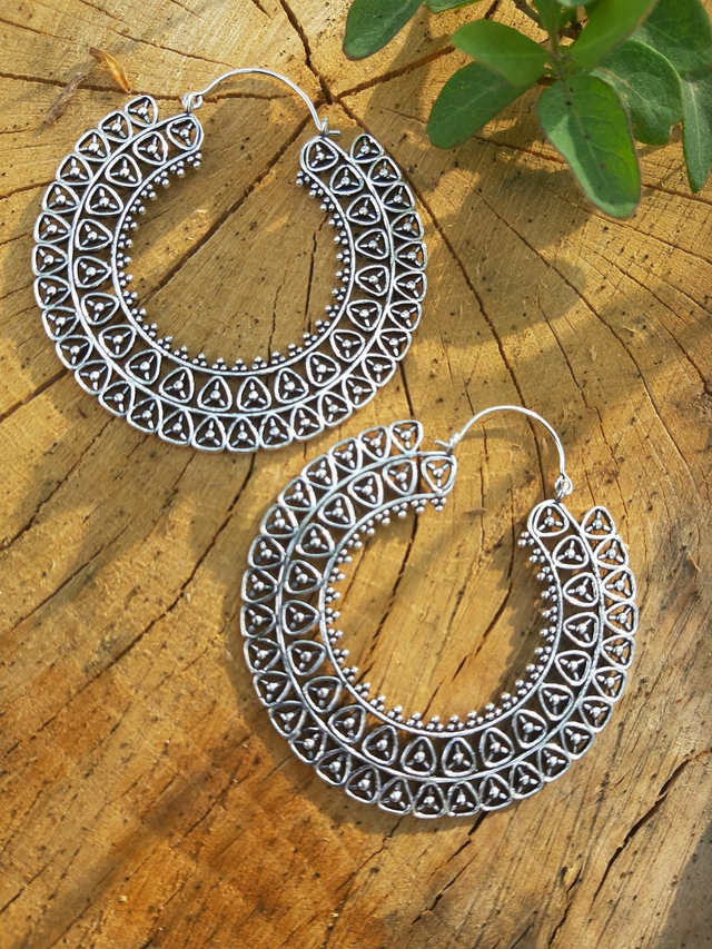 GRANDE PAIRE DE BOUCLE D&#039;OREILLE ARGENTÉE ETHNIQUE 