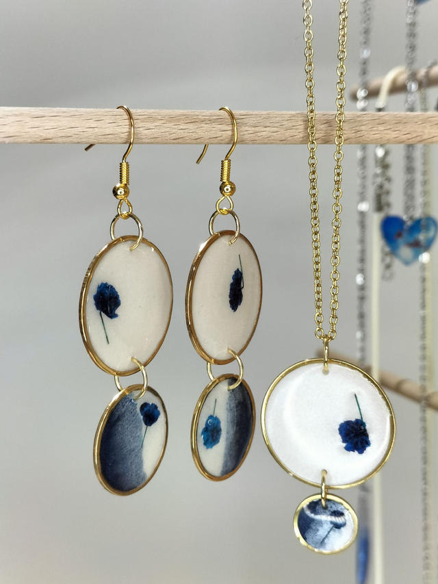 Parure boucles d'oreilles et pendentif bleu blanc or