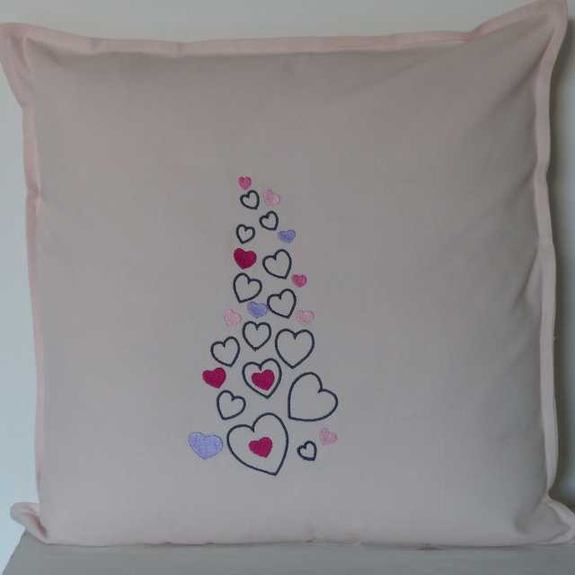 Kissenhülle rosa „Herzpyramide“