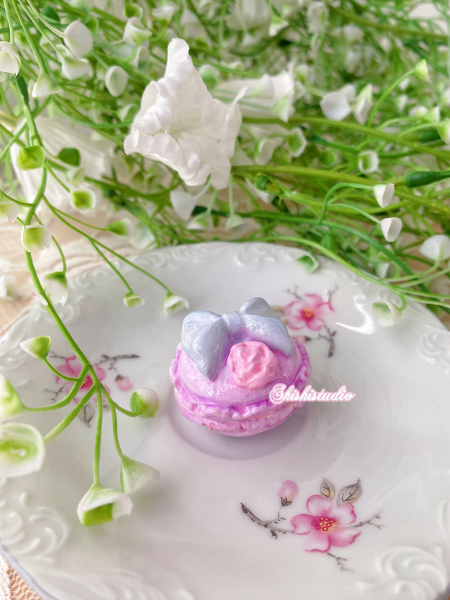 Violette Macaron magnet 