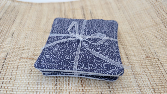 Sous-verres / sous-mugs réversibles en tissu - Bleu/Rayé lin et blanc - Format carré - Le lot de 4