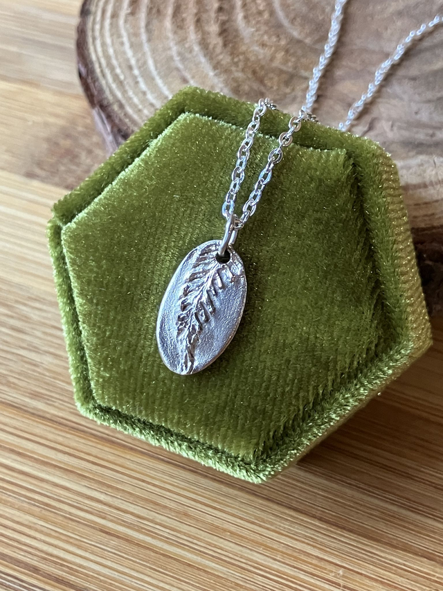 Collier en argent - petite feuille de fougère – pièce unique 