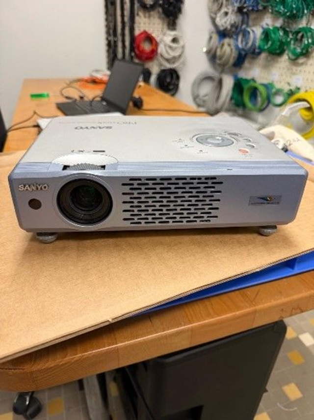 Sanyo Beamer PLC-XU41, XGA-Projektor