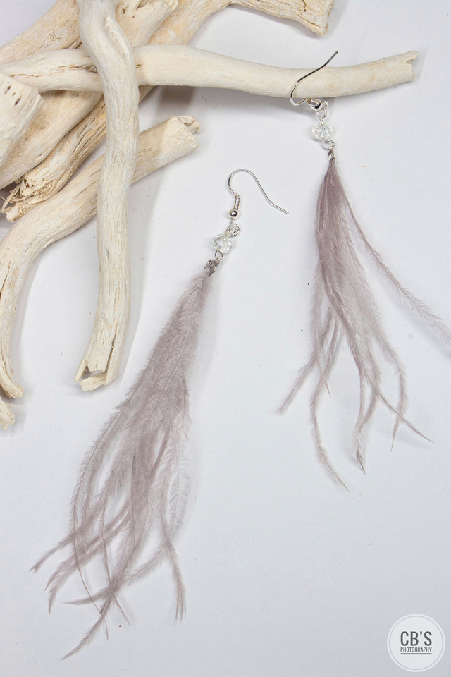 Boucles d'oreilles en plumes d'autruche gris/lilas